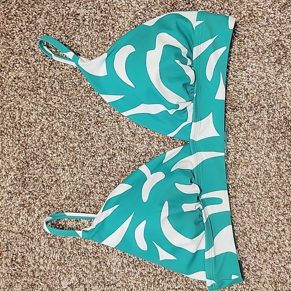 NWT Shade and shore bikini top
